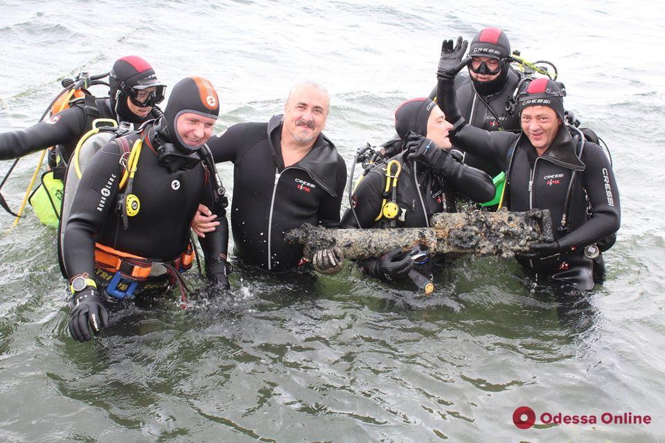 На дне моря возле одесского пляжа дайверы нашли пулемет «Максим» (фото)