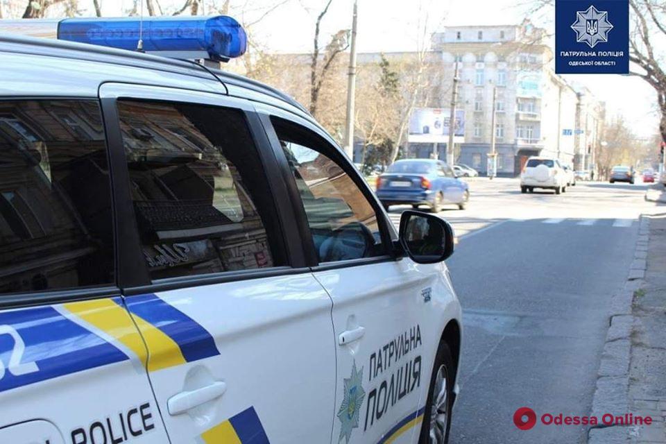 Одесские патрульные помогли довезти в больницу пострадавшего на стройке мужчину