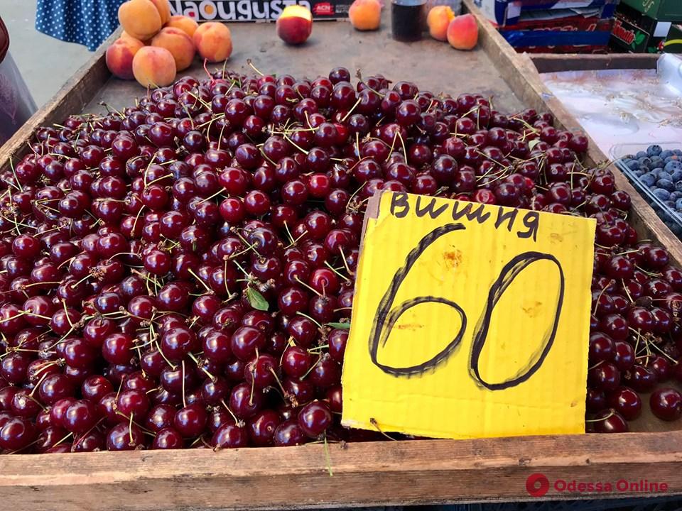 Красная смородина, крымский лук, чурчхела и фундук: воскресные цены на «Привозе»