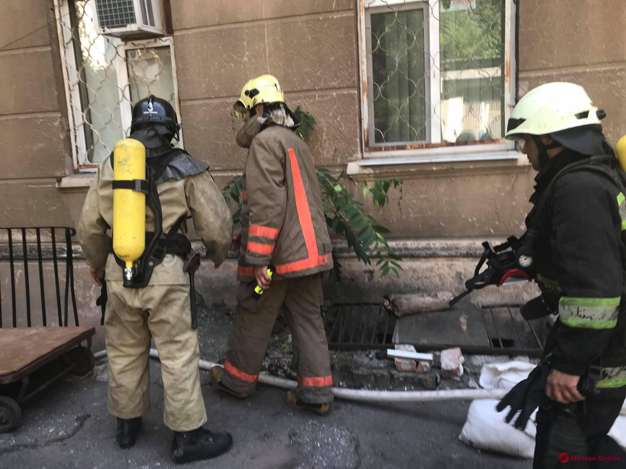 В центре Одессы тушили пожар в четырехэтажке