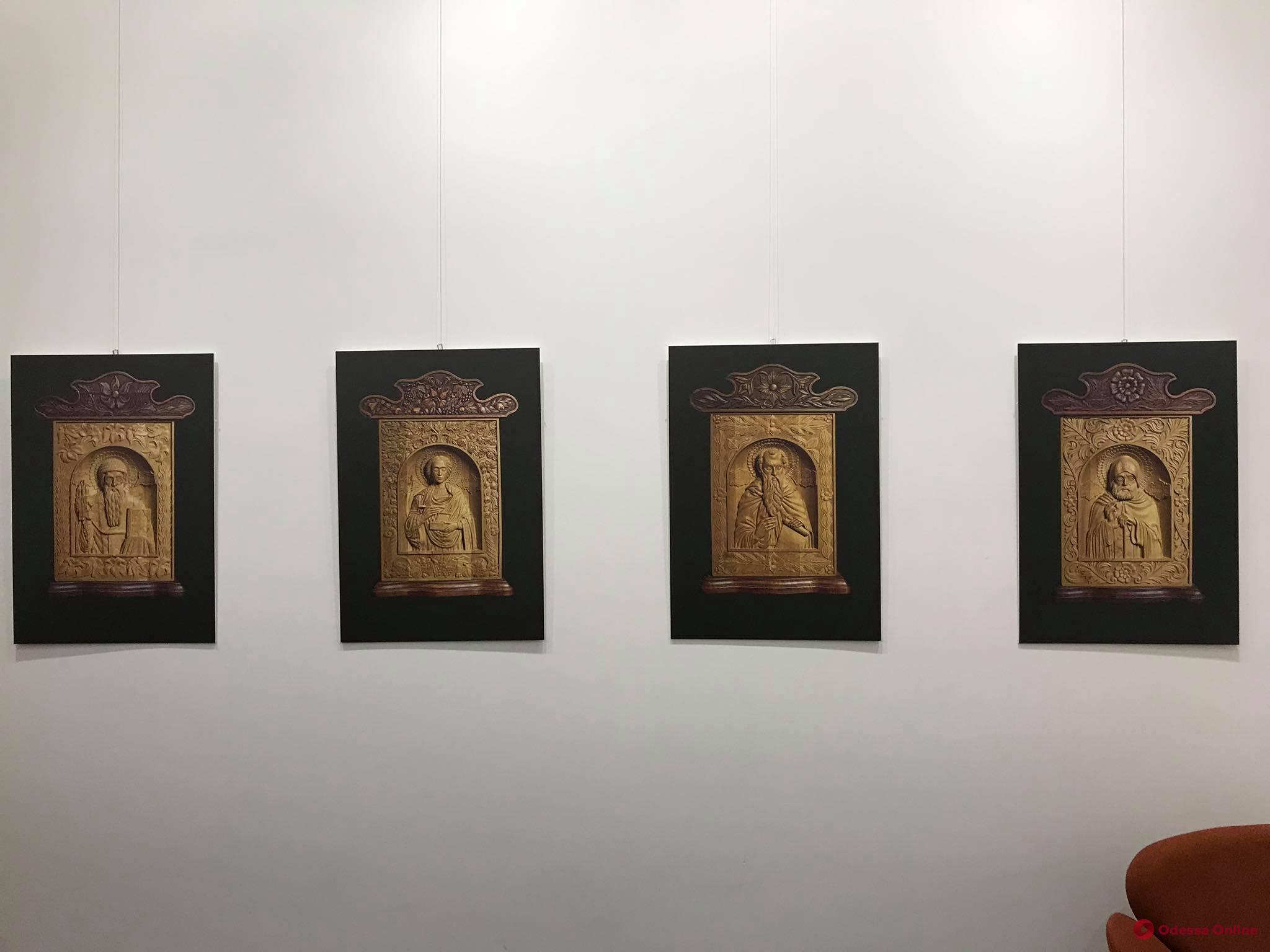 Жизнь в капсулах: в одесском музее открылась диалоговая выставка мастера-резчика из Луганска