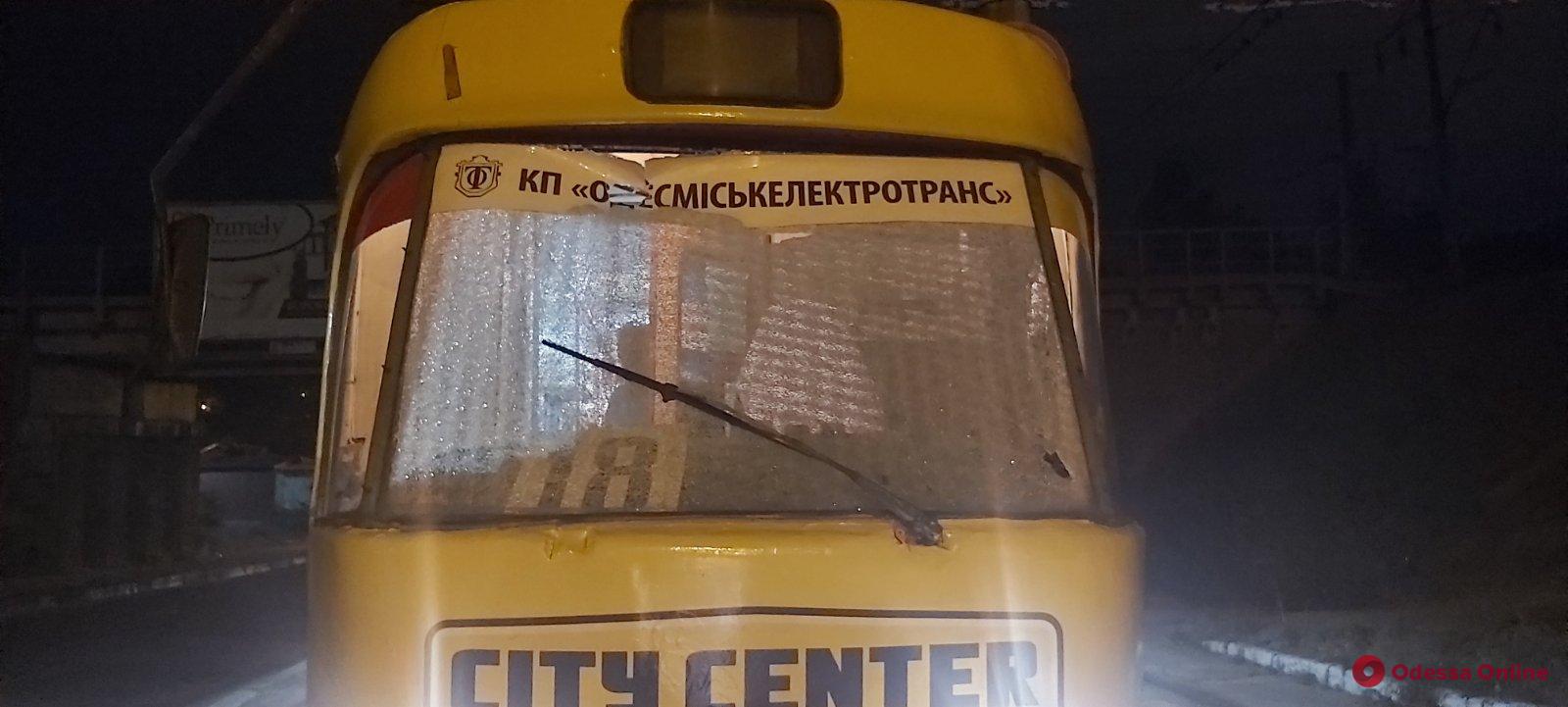 В Одессе хулиганы забросали трамвай камнями – пострадал водитель