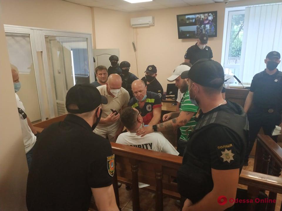 В здании суда одесский блогер полоснул себя лезвием по горлу