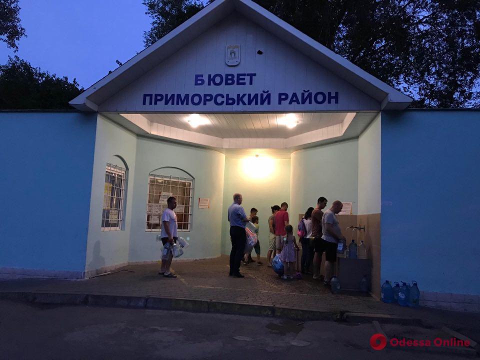 В Одессе из-за перебоев с водоснабжением у бюветов выстроились очереди (фото)