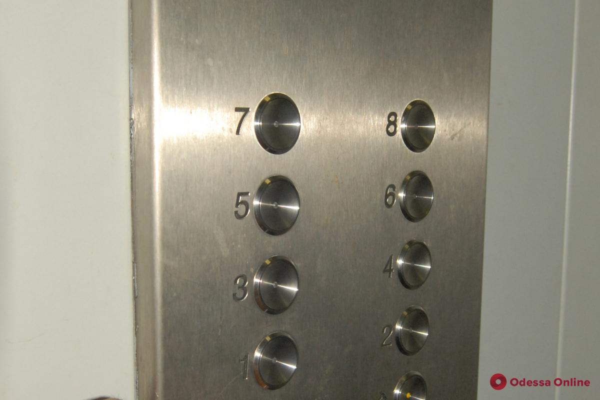 В лифте на поселке Котовского произошло ЧП