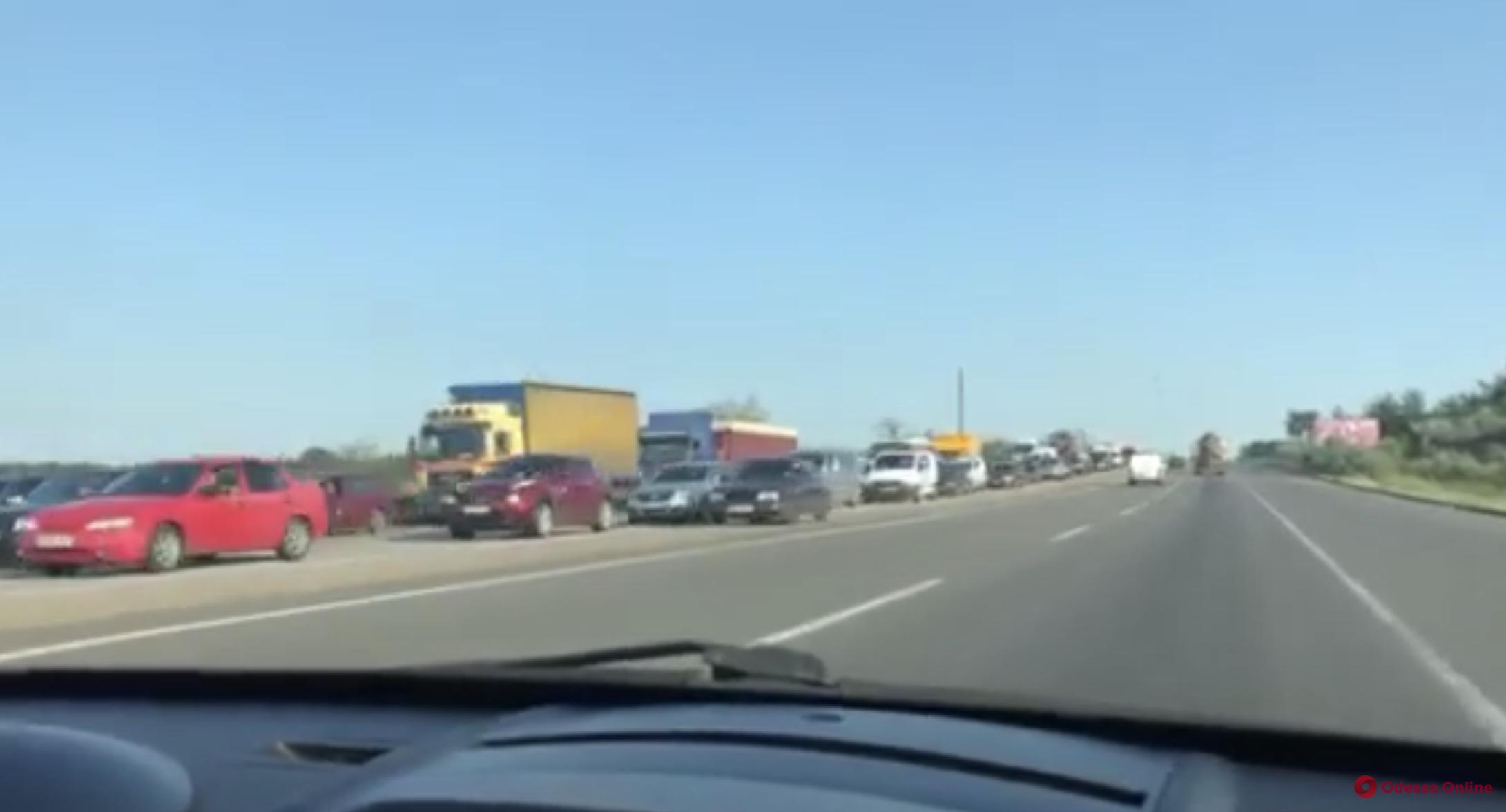 На выезде из Одессы в сторону Киева образовалась многокилометровая пробка (видео)