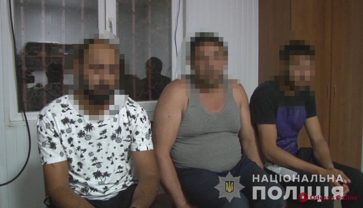 В Затоке трое «туристов» за несколько минут обокрали спящих отдыхающих, ограбили парня с девушкой и укатили в Одессу (фото, видео)