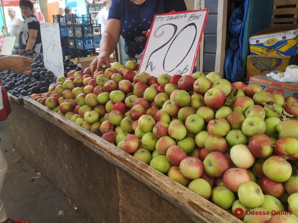 Камбала, кукуруза и абрикосы: воскресные цены на одесском «Привозе»