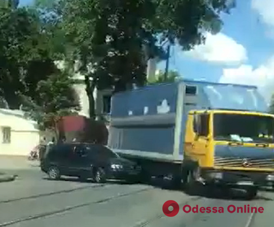 На Старопортофранковской столкнулись легковушка и грузовик (видео)
