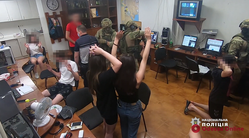 В Одессе киберполицейские поймали группу банковских мошенников (фото, видео)