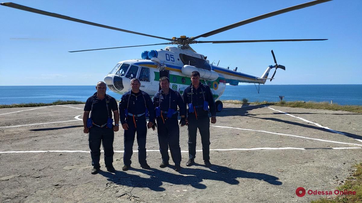 Впервые за 12 лет на остров Змеиный прилетел пограничный вертолет (фото и видео)