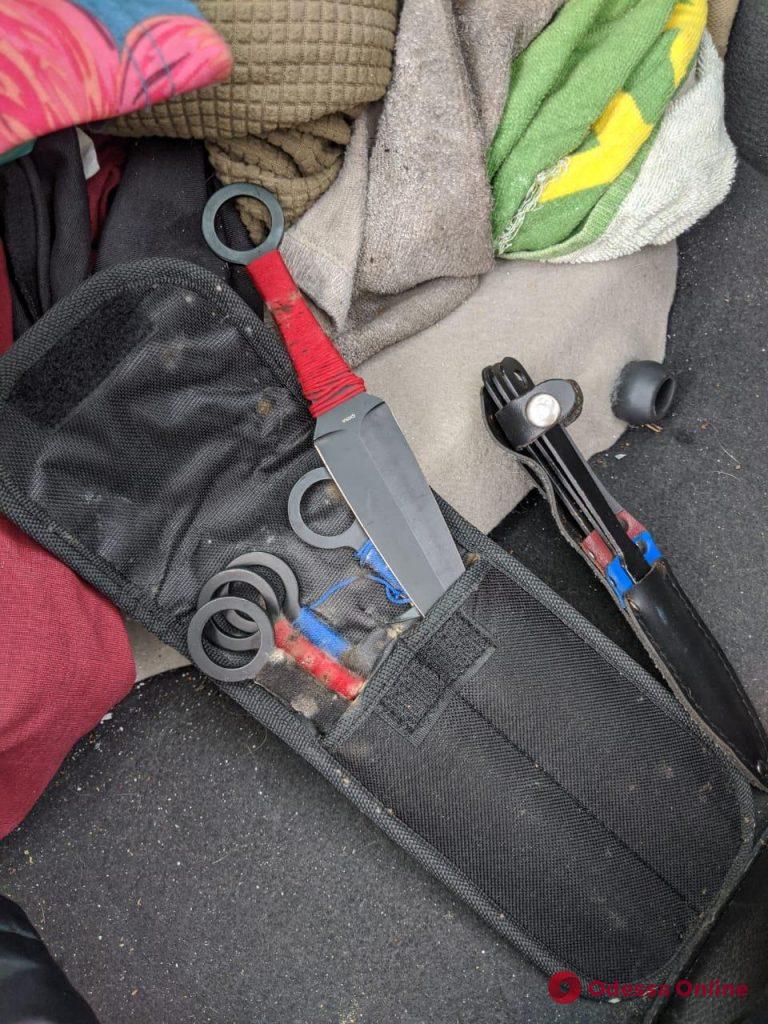 В Одесском порту в машинах из США нашли наркотики, патроны и ножи (фото)