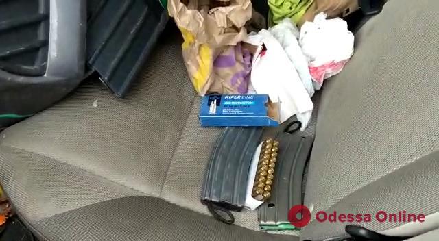 В Одесском порту в машинах из США нашли наркотики, патроны и ножи (фото)