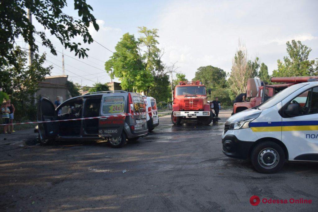 В Одессе на улице Бугаевской сгорели два автомобиля (фото)