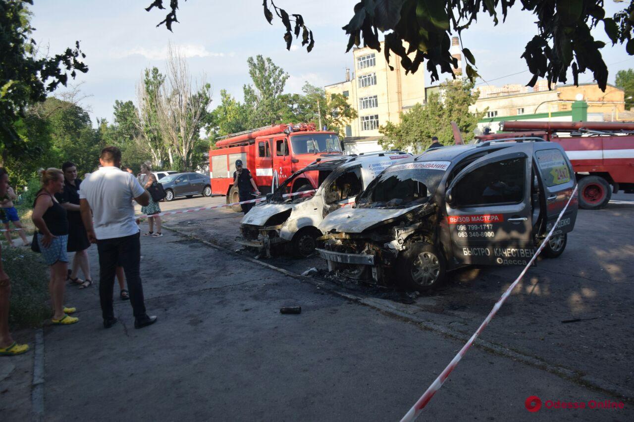 В Одессе на улице Бугаевской сгорели два автомобиля (фото)