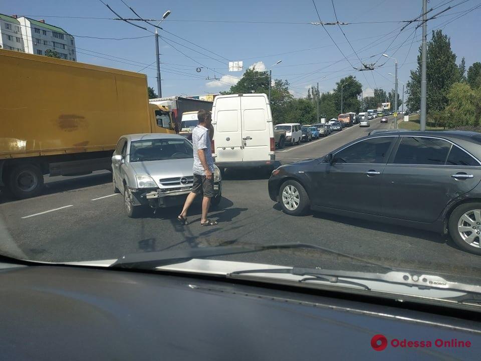 В районе Ивановского моста столкнулись две легковушки