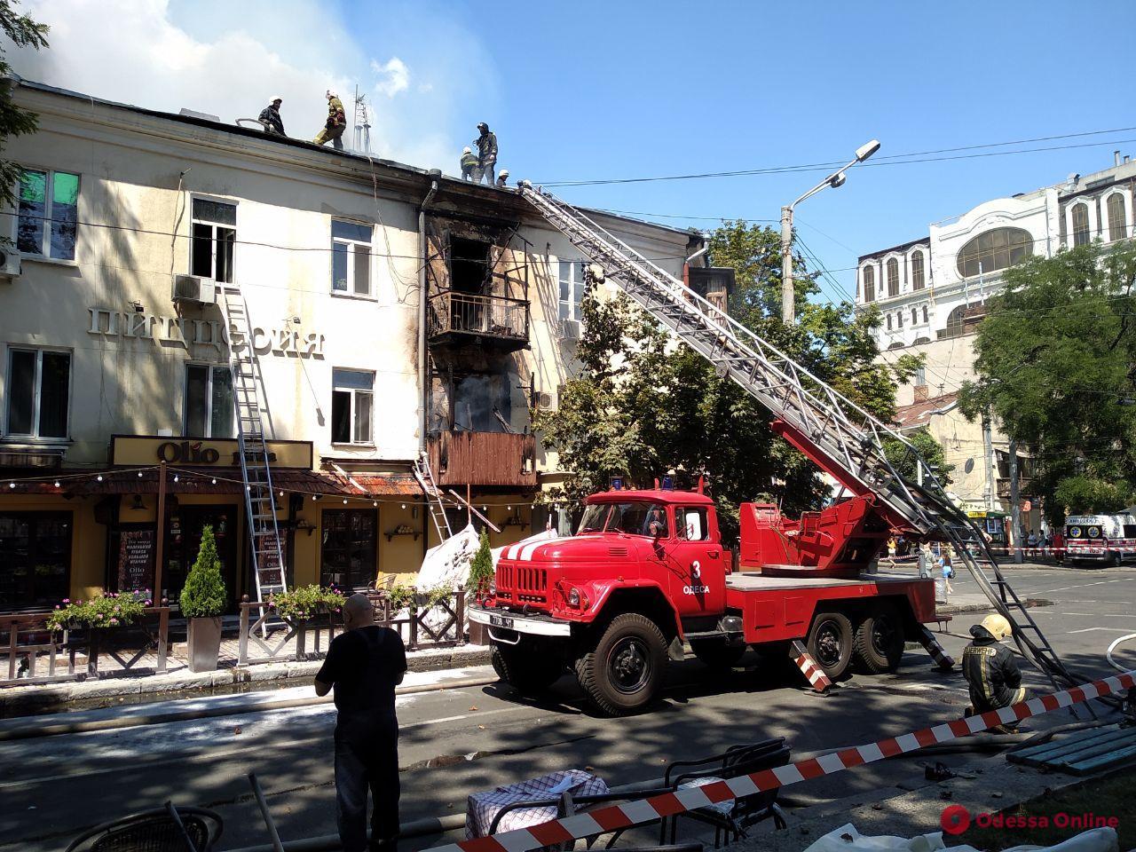 В жилом доме в центре Одессы тушат пожар (фото, видео, обновляется)