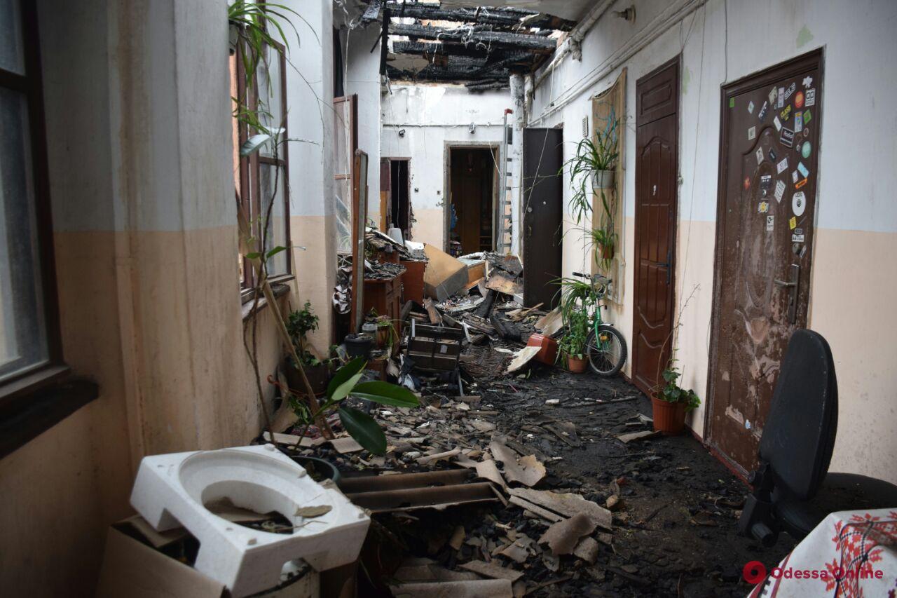 Отсутствие крыши и горы мусора: как выглядят пострадавшие от пожара квартиры в доме на Бунина (фото)