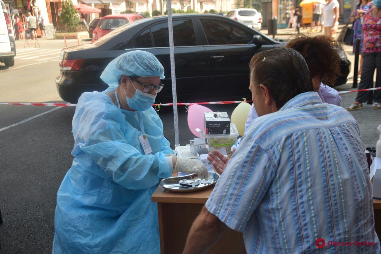 В центре Одессы горожан бесплатно тестировали на гепатит и ВИЧ