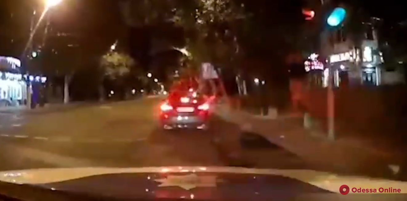 Ночью по Одессе на «Лексусе» с мигалками разъезжал пьяный вооруженный мужчина (видео)