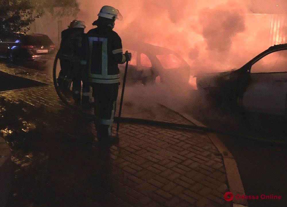 В Одессе ночью сгорели два авто