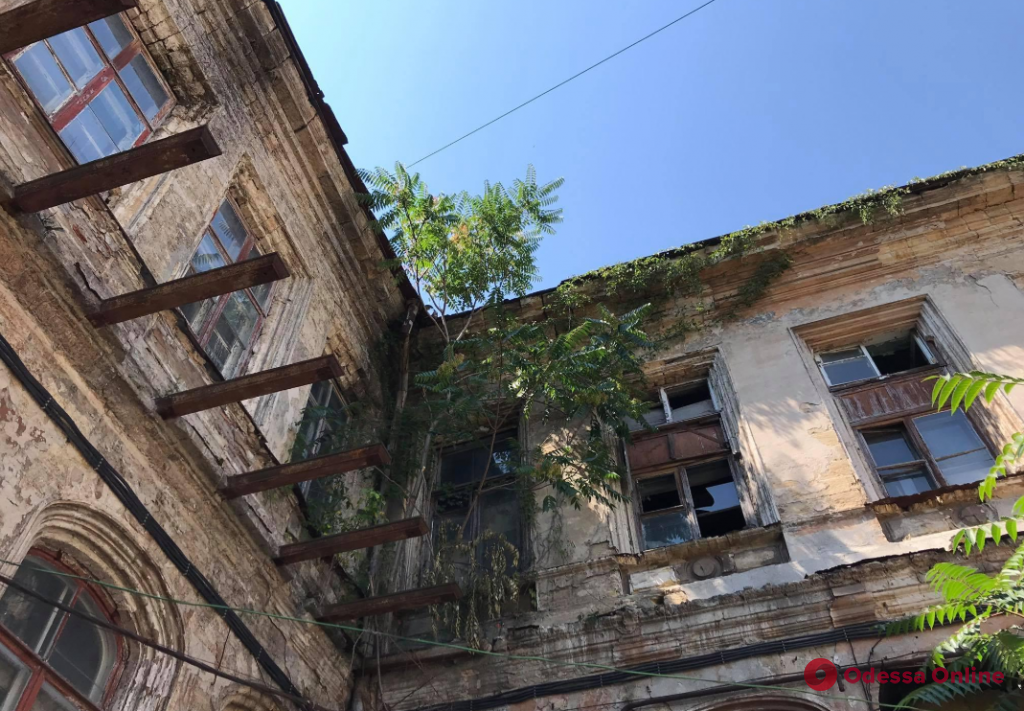 Одесский Нацкорпус требует от власти ускорить процесс возврата городу разрушающегося Дома Гоголя
