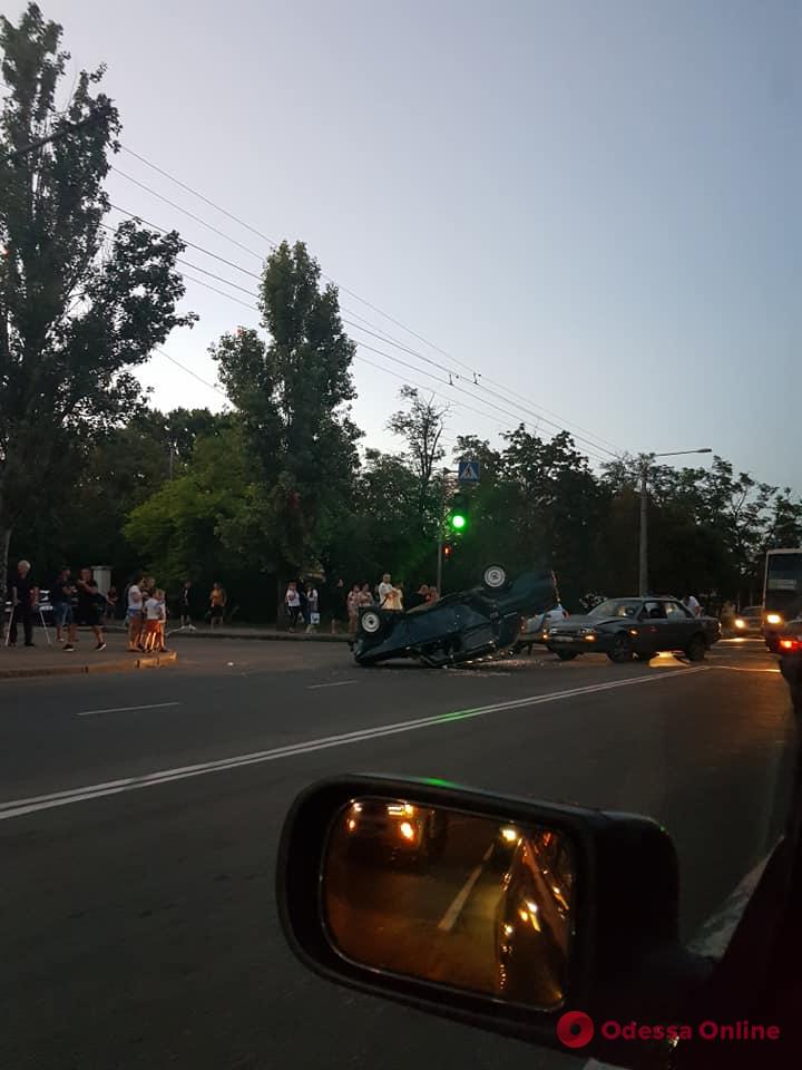 На Овидиопольской дороге перевернулась легковушка (фото)