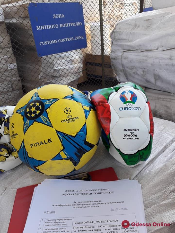 В Одессе сожгли две тысячи контрафактных футбольных мячей