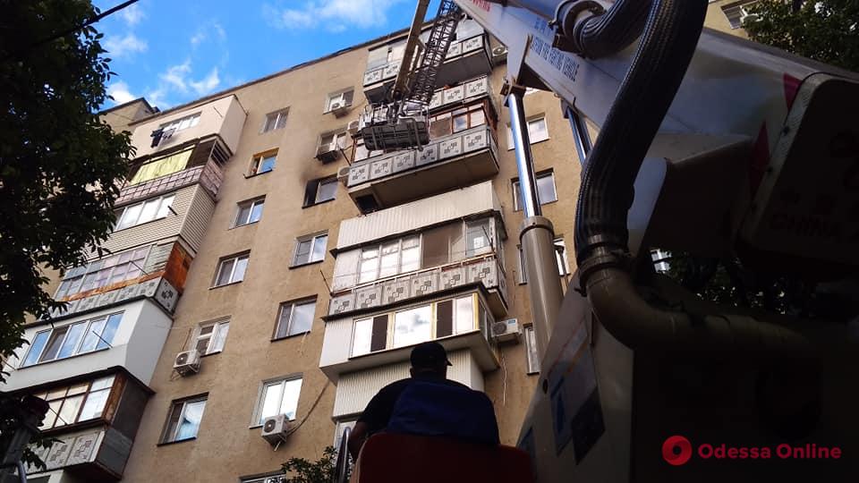 На Таирова горит квартира в девятиэтажке (фото, видео, обновляется)