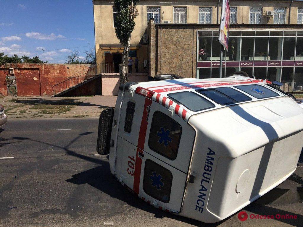 В Одессе из-за ДТП перевернулась «скорая» (обновлено)