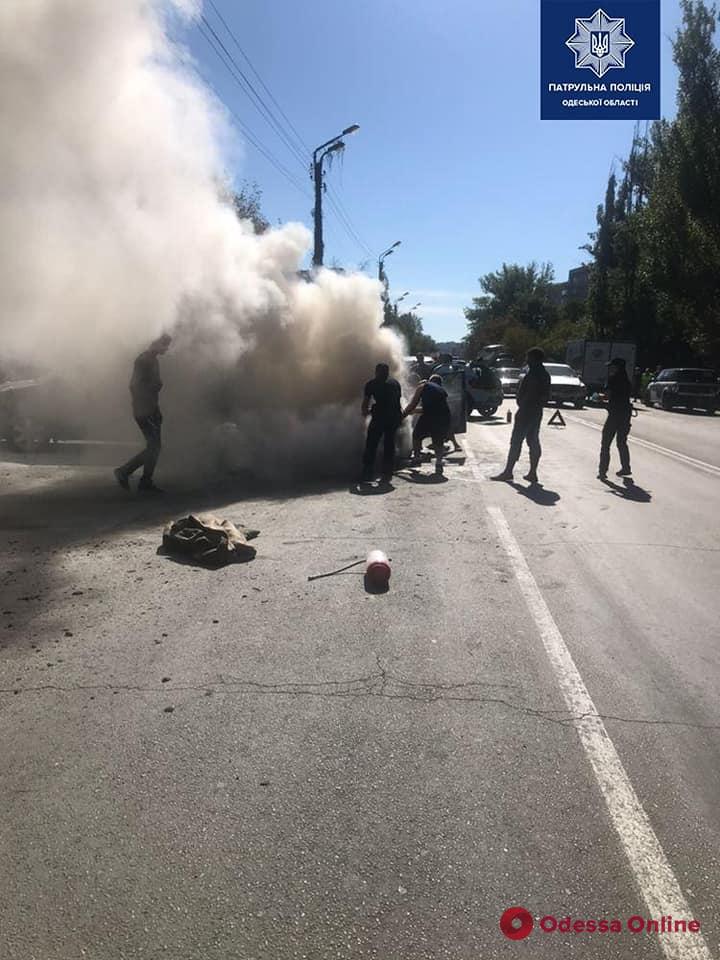 На поселке Котовского патрульные тушили загоревшийся автомобиль