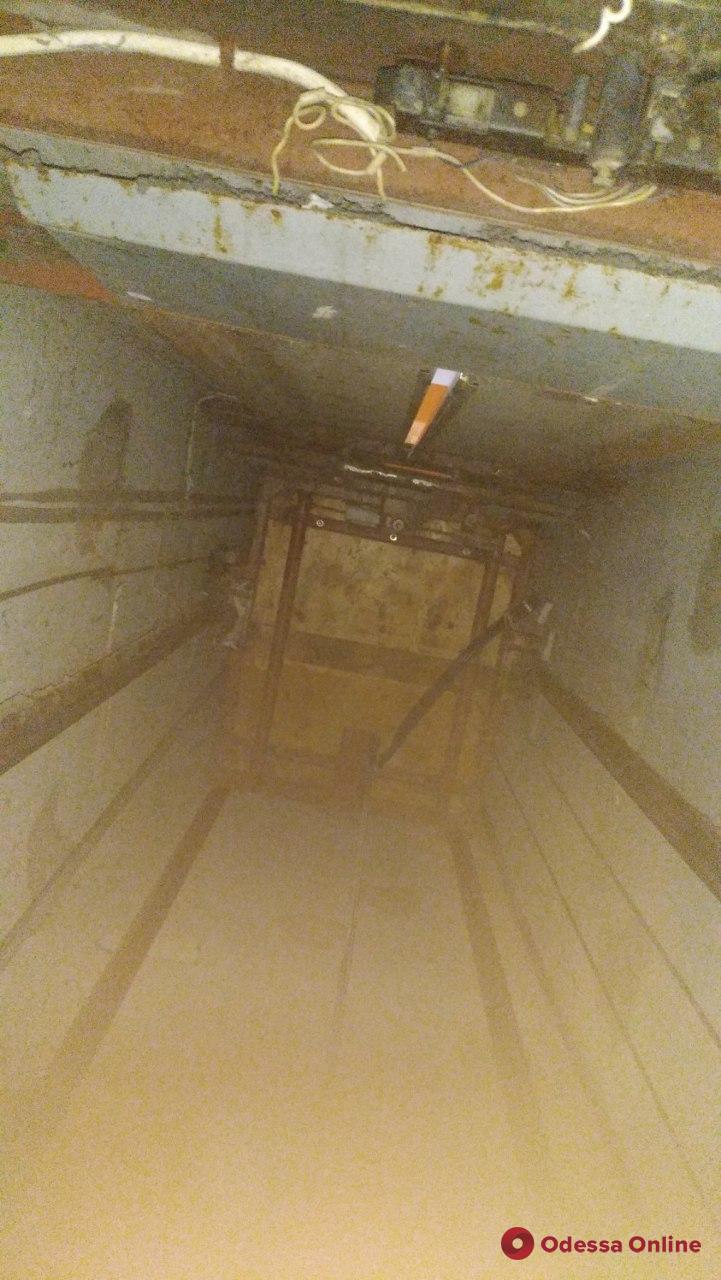 В Черноморске оборвался лифт с 10-летним мальчиком внутри (обновлено)