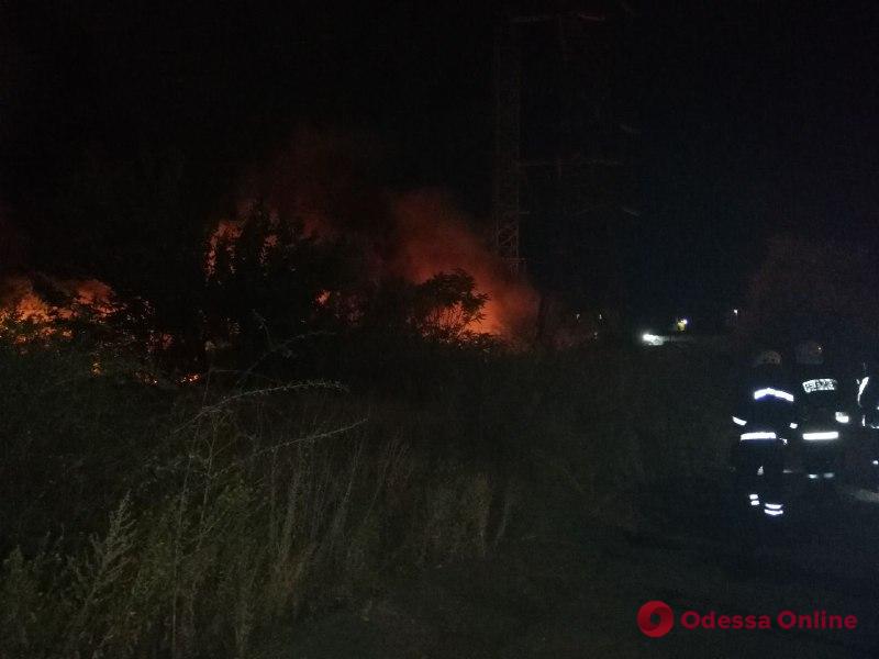 В Усатово спасатели всю ночь тушили масштабный пожар