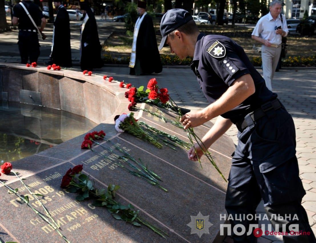В Одессе к мемориалу защитникам правопорядка возложили цветы (видео)