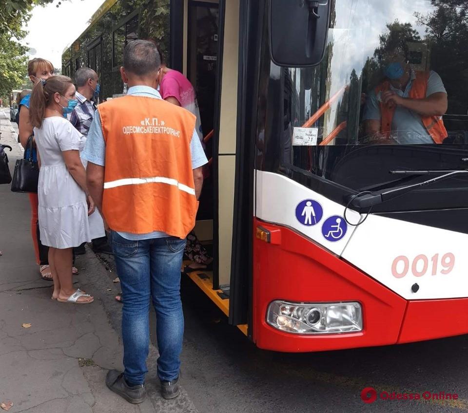 Карантин: в одесском общественном транспорте запретили ездить стоя