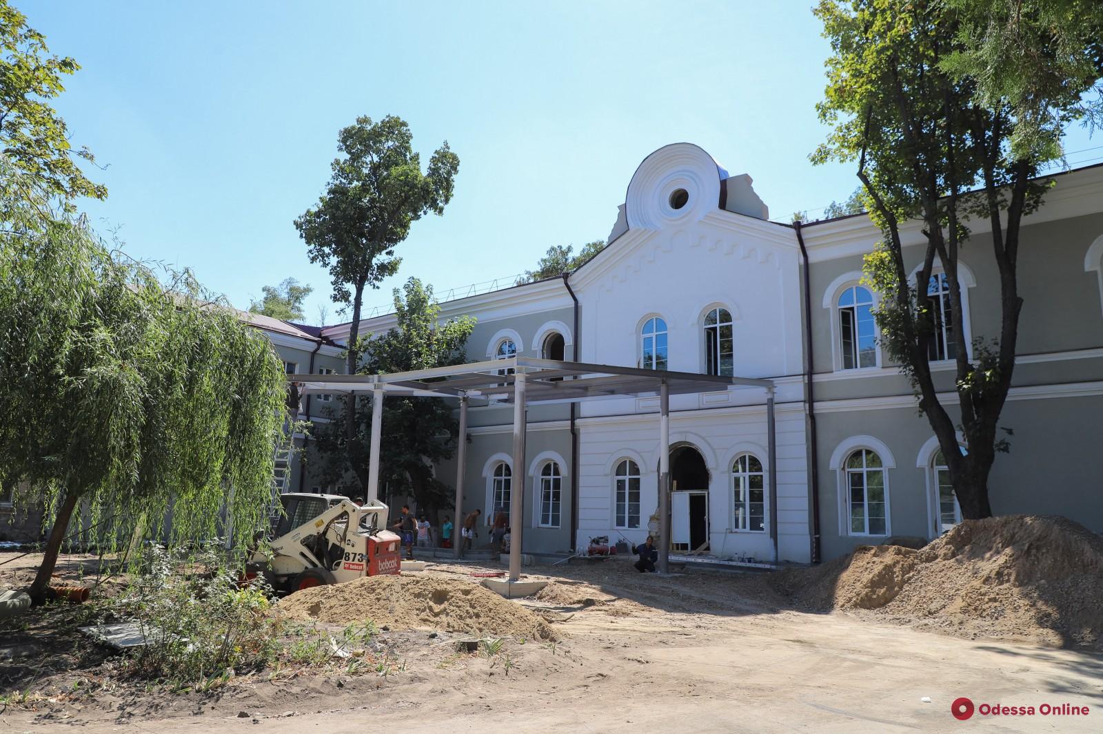 Мэр Одессы проверил, как идет капремонт в Еврейской больнице (фото)