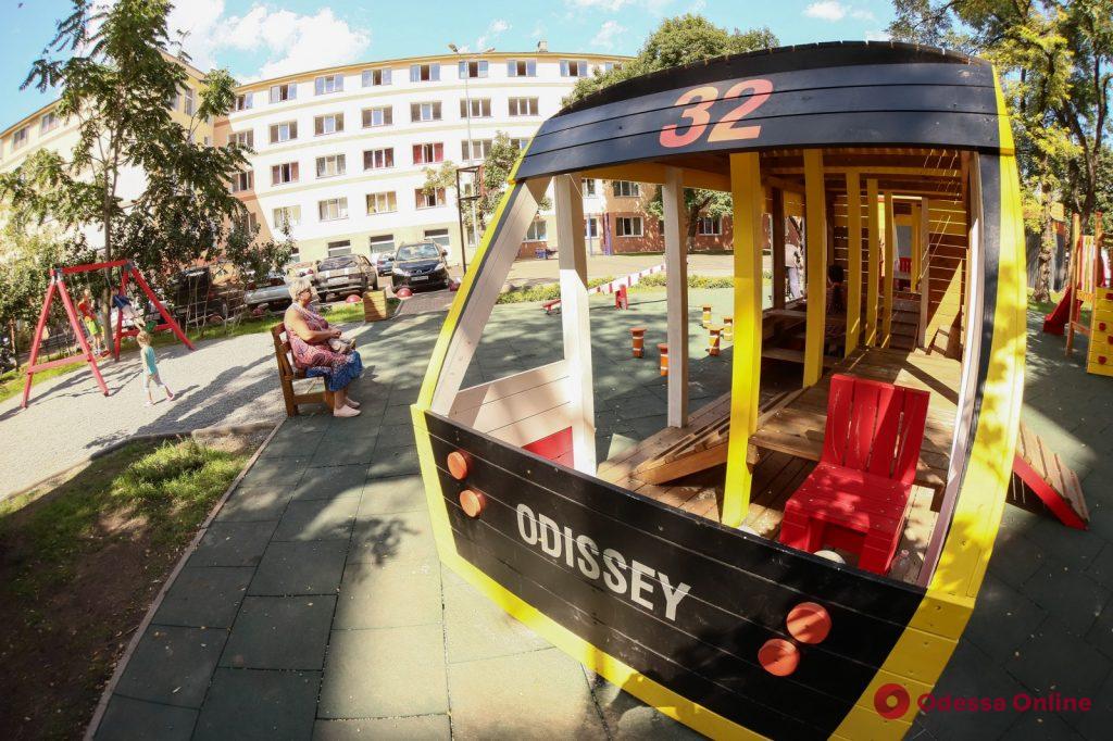 Во дворе общежития «Одесгорэлектротранса» сделали детскую площадку в виде трамвая