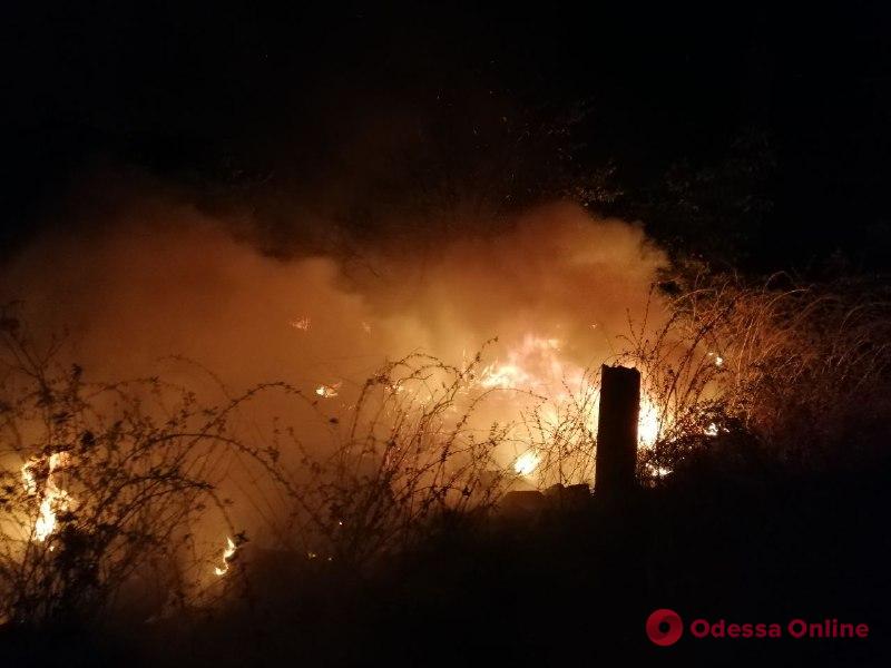 В Усатово спасатели всю ночь тушили масштабный пожар