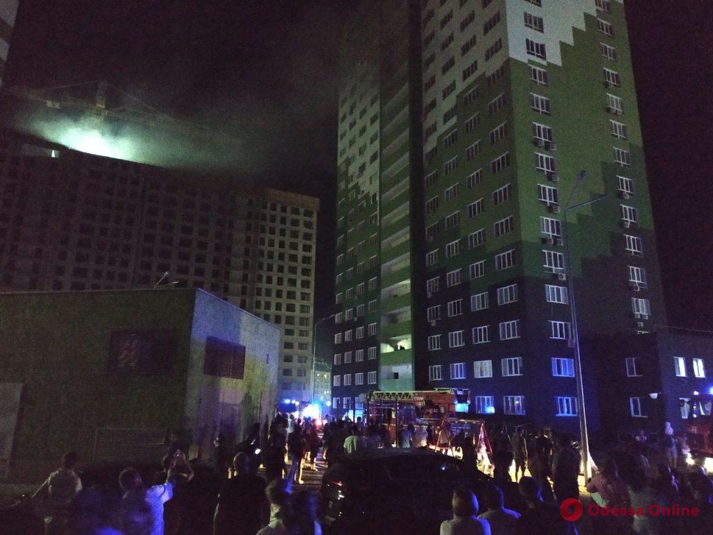 На поселке Котовского тушат пожар в 20-этажном доме (обновлено, фото)