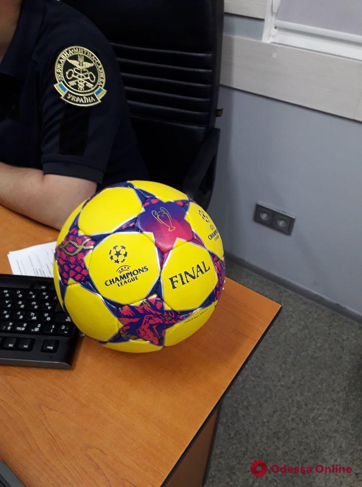 В Одессе сожгли две тысячи контрафактных футбольных мячей