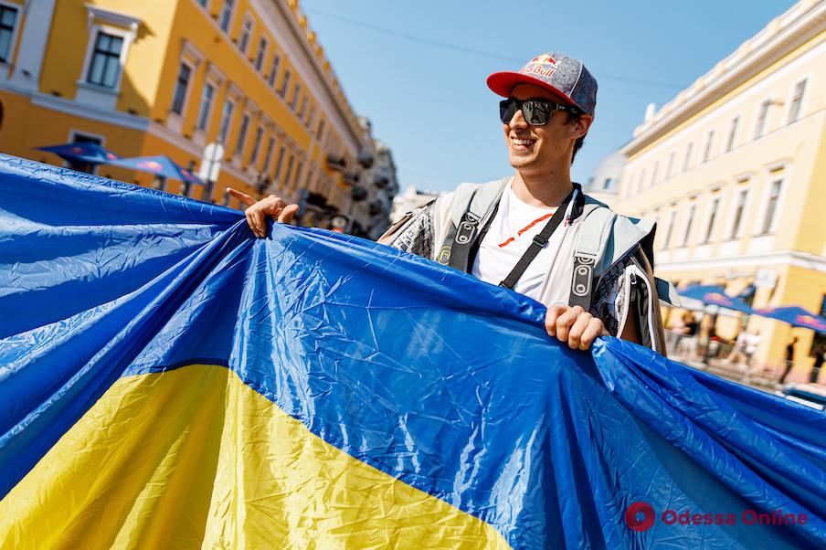 В День флага в Одессе состоялось парашютное шоу (фото)