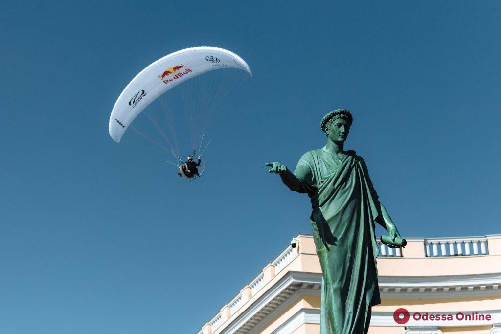В День флага в Одессе состоялось парашютное шоу (фото)