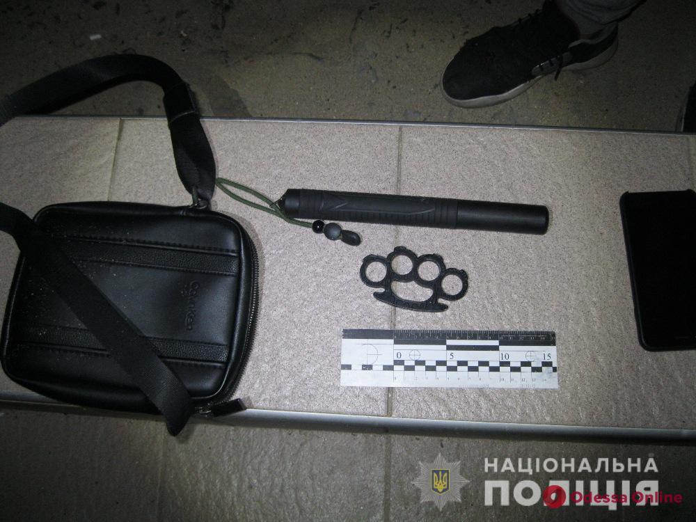 В Затоке полиция поймала двоих киевлян и парня из Житомирской области с оружием и наркотиками