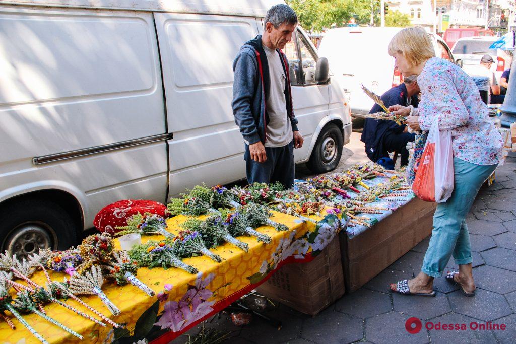 В Одессе православные христиане отмечают Медовый Спас (фоторепортаж)