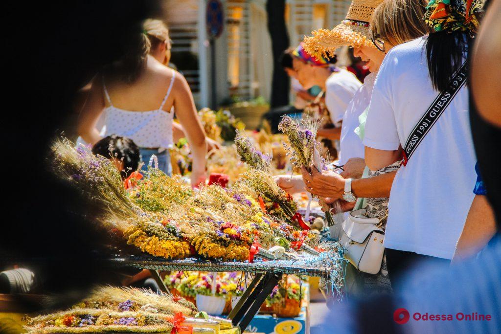 В Одессе православные христиане отмечают Медовый Спас (фоторепортаж)