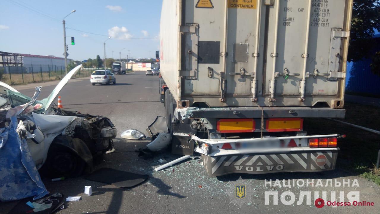 В районе «7-го километра» легковушка врезалась в грузовик — погибла женщина