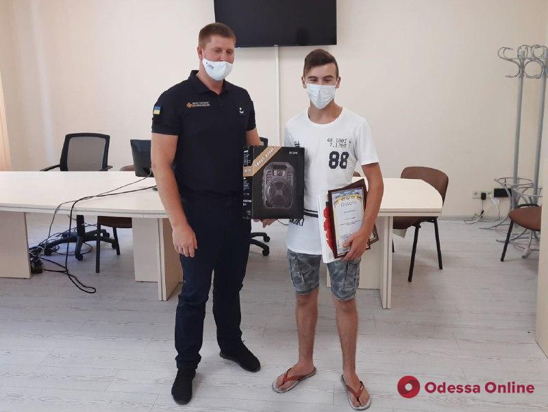 Под Одессой наградили школьника, который спас мужчину на пляже