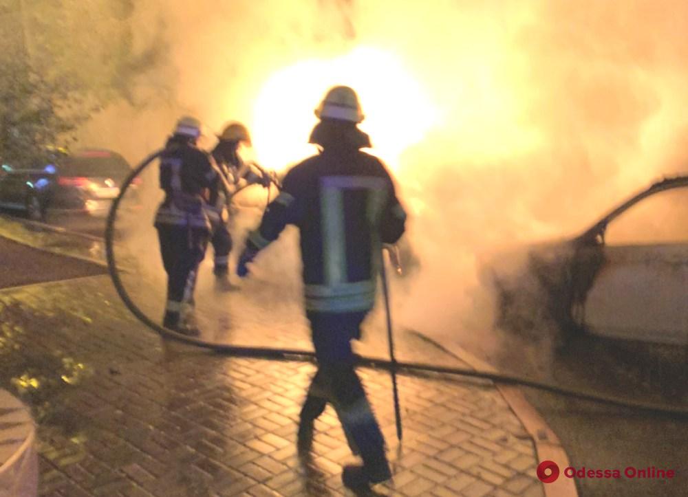 В Одессе ночью сгорели два авто