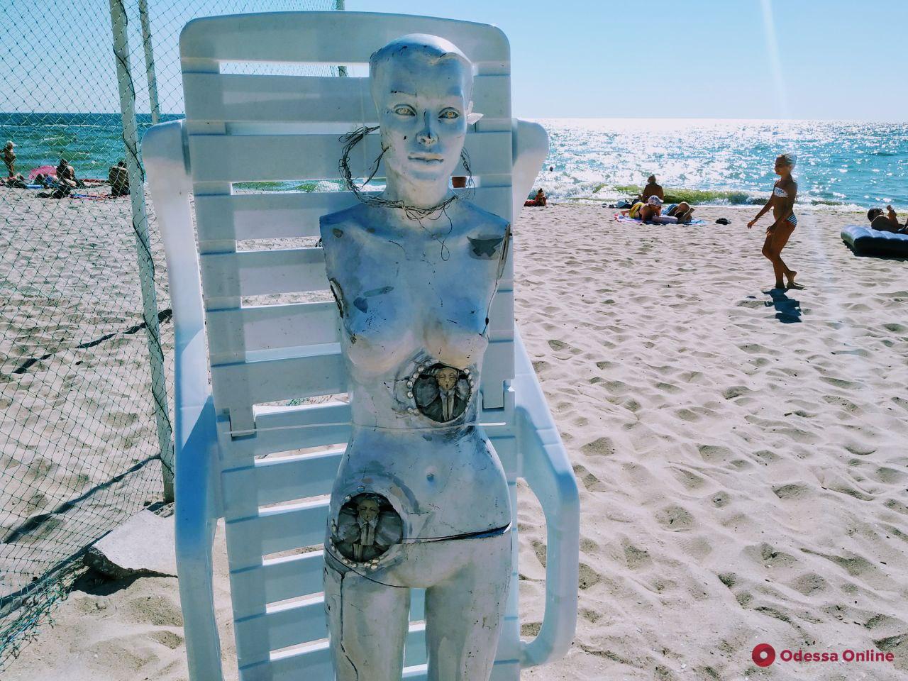 Одесский пляж стал площадкой для необычной арт-инсталляции (фото)