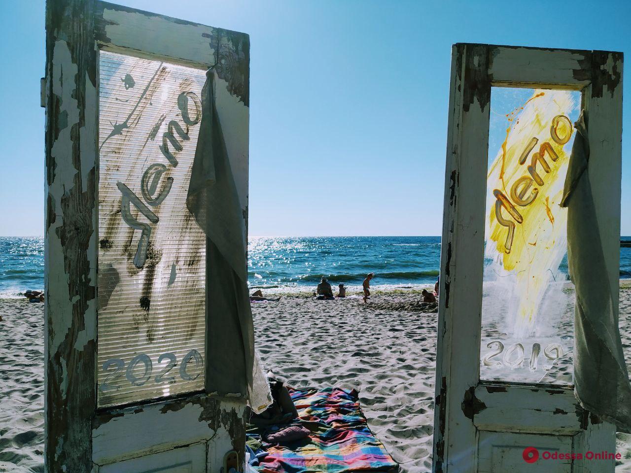 Odessa beach has become a platform for an unusual art installation (photo)